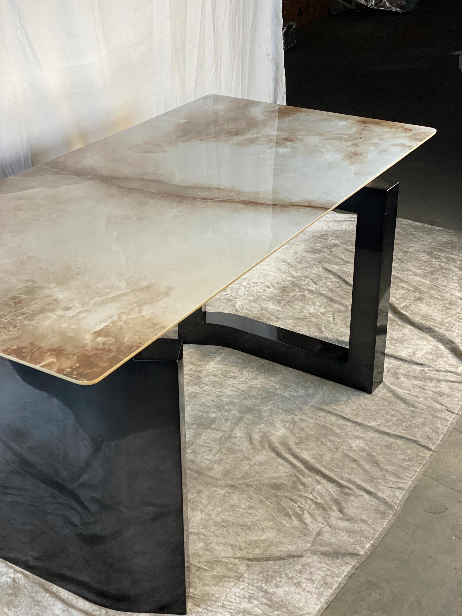 Современная мебель на заказ стол